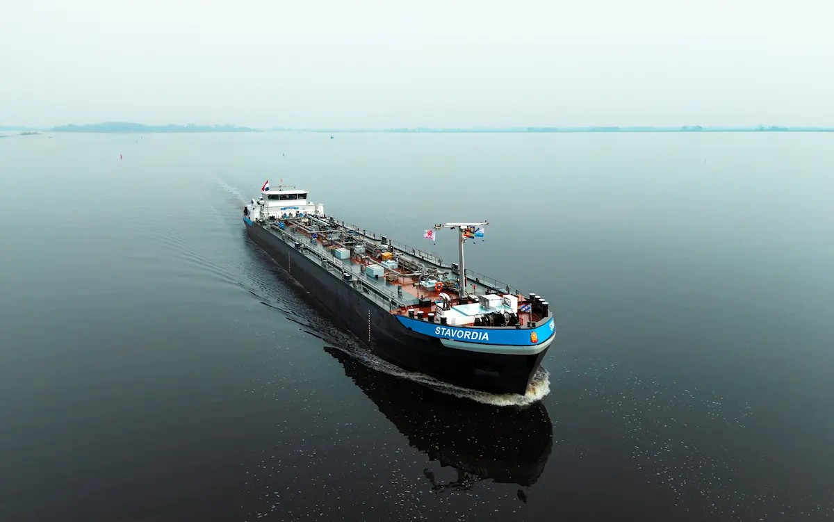 Tankschip op het water voor transport van brandstoffen door A. de Groot Olie