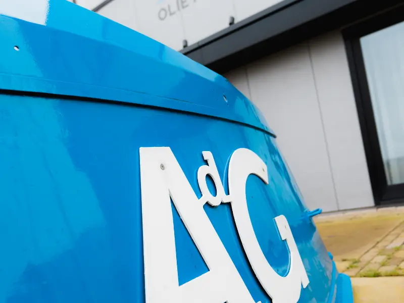 Alt: A. de Groot-logo op een schip bij het bedrijfspand van A. de Groot Olietransport