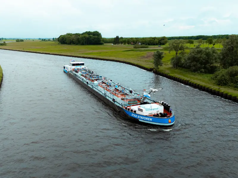 Tankschip Stad Stavoren van A. de Groot varend over de binnenwateren