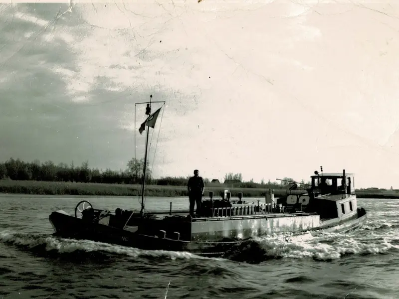 Historische foto van een binnenvaartschip uit de beginjaren van A. de Groot Olietransport