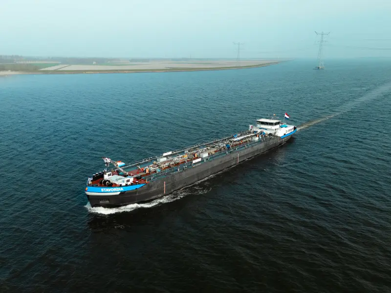 Luchtfoto van MTS Stavordia varend over open water
