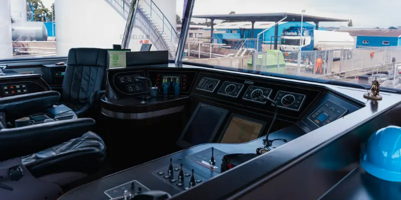 Stuurhut van MTS Stad Stavoren met bedieningspanelen en navigatieapparatuur