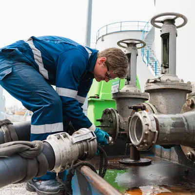 Medewerker van A. de Groot aan het werk bij een brandstofinstallatie