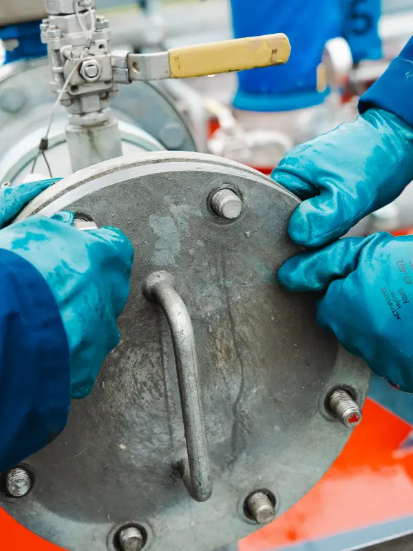 Medewerkers van A. de Groot voeren werkzaamheden uit aan een leiding op het dek van een binnenvaartschip
